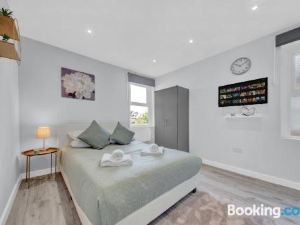 Captivating 1-bed Studio in West Drayton