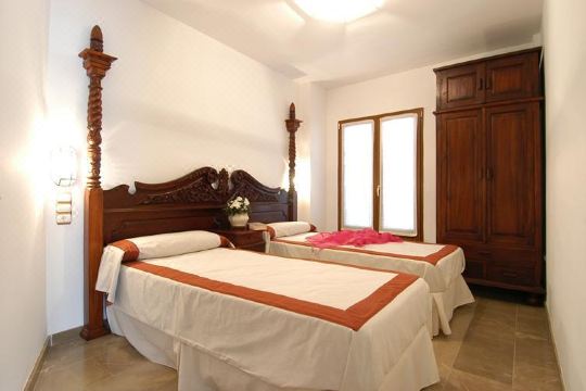 Apartamentos El Tranco del Mar - Housity