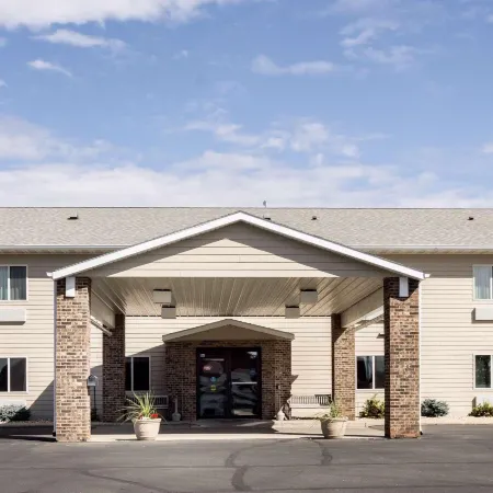 Quality Inn & Suites Watertown Near Prairie Lakes Ice Arena