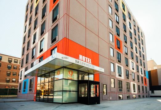 넓은 호텔 라운지 공간