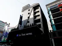 La Tree Hotel Hotels near Garam Library