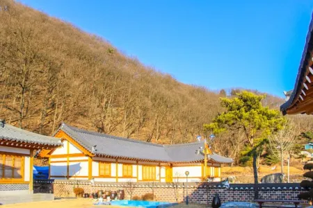 Yongin Hanok Pension Sujindang Отели рядом с достопримечательностью «Everland»