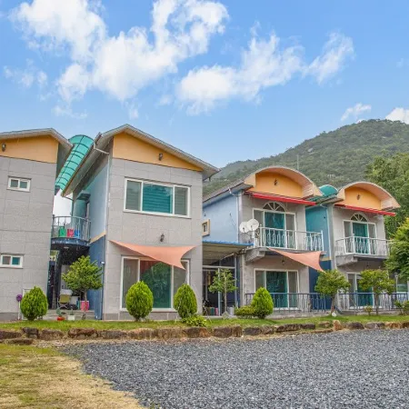 Jecheon Neunggangsong Pension Отели рядом с достопримечательностью «Храм Чонбанса»