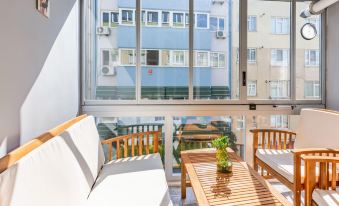 Stylish Flat Near Popular Attractions in Moda - Housity