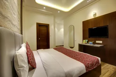 Hotel Kashish Plaza Hotels near Jama Masjid Ahlesunnat