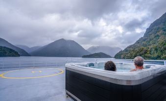 Milford Sound Overnight Cruise - Fiordland Discovery