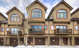 Mountain Views and Ski in Access - 0222412000dgw0khn5FD6 R 339 206 R5 D