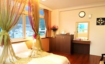 RI YUE HU PAN HOTEL