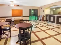 Howard Johnson by Wyndham Norco - Parkplatz