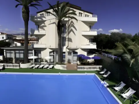 โรงแรมแกรนด์