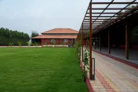 Poojaris Niranthara Kabini Отели рядом с достопримечательностью «Sri D Devaraj Urs Government First Grade College»