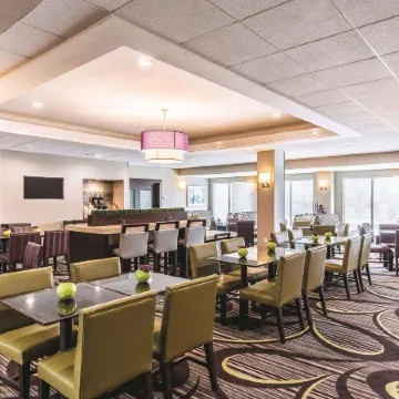La Quinta Inn & Suites by Wyndham San Antonio Downtown Отели рядом с достопримечательностью «Музей Аламо»
