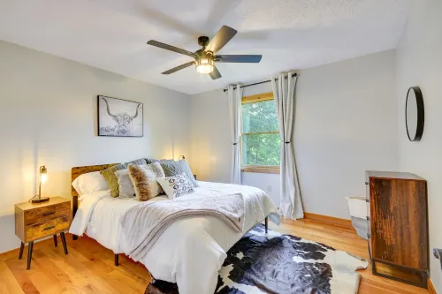 Mtn View + Fire Pit: Pet-Friendly Woodlawn Cabin! - parking