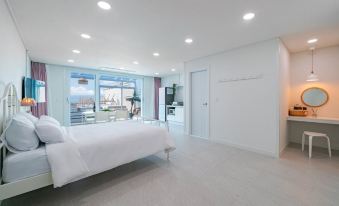 Pohang Uni’s Ocean Pool Villa