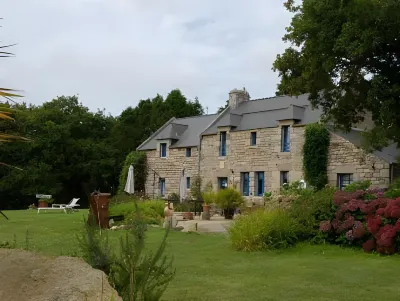 Auberge de bel air Hôtels à proximité de : Château de Kergroadez