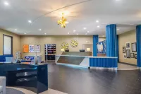 Holiday Inn Express & Suites Kansas City Airport
