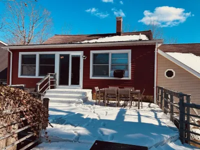 Little Loch 2 Bedroom Home by RedAwning Hotels near Target