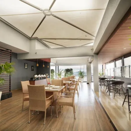 The Pommels Business Hotel Отели рядом с достопримечательностью «Конференц-центр Frontier Management»