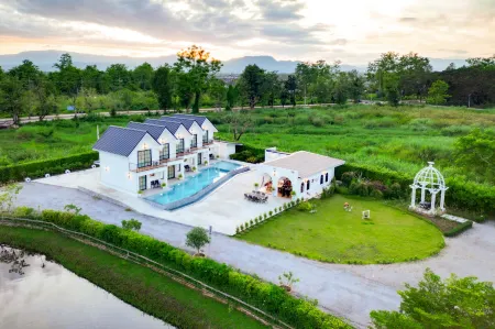 The Autumn Creek Chiangrai Отели рядом с достопримечательностью «Белый храм Ват Ронг Кхун»