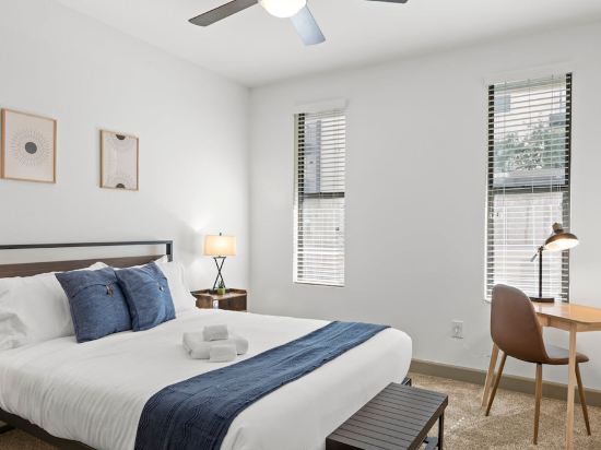 Modern Cozysuites on Town Lake Waterfront 02