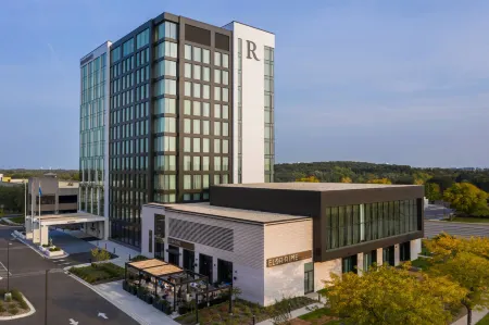 Renaissance Milwaukee West Hotel Отели рядом с достопримечательностью «Time Square Watch Shop»