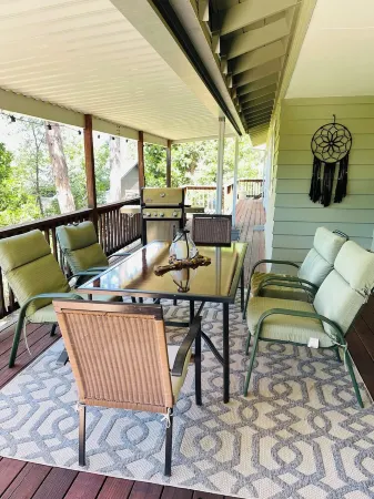 Romantic Getaway Near Lakes + Private Hot Tub