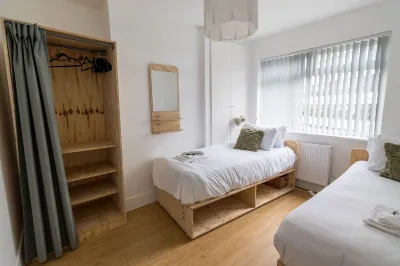 Modern Haven, Sleeps 6, Free Parking, Central. Hotels near Pye Corner