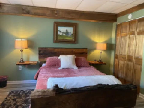 Spacious & equipped 1 bedroom in historical Carriage House + Deck  & BBQ and W/D