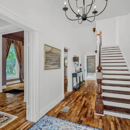 Historic home half a mile from Downtown Denison and minutes to Lake Texoma. Отели в г. Денисон