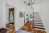 Historic home half a mile from Downtown Denison and minutes to Lake Texoma. Hotels in Denison