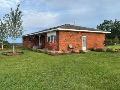 Ben Ranch House overlooking river - Full 3 Bedroom house. Minutes from Fairfax. Hotels near Joseph H. Williams Tallgrass Prairie Preserve