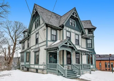 Spacious Victorian in N. Adams-walk to Mass MoCA Hotels near Mohawk Trail