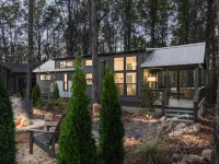Enjoy the lake & mountain retreat at The Water & Woods Tiny Home トレーシー・シティのホテル