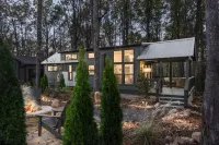 Enjoy the lake & mountain retreat at The Water & Woods Tiny Home Hotels in Tracy City