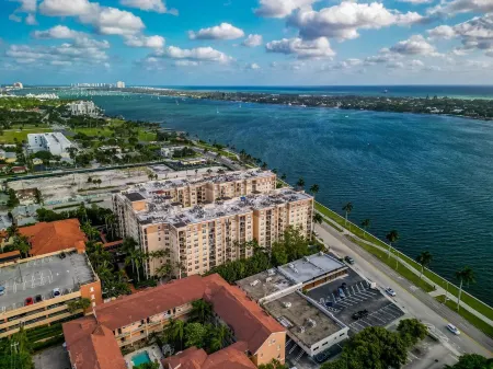 Sophisticated Waterfront Condo near all the sun & fun! Отели рядом с достопримечательностью «Университет Палм Бич Атлантик»