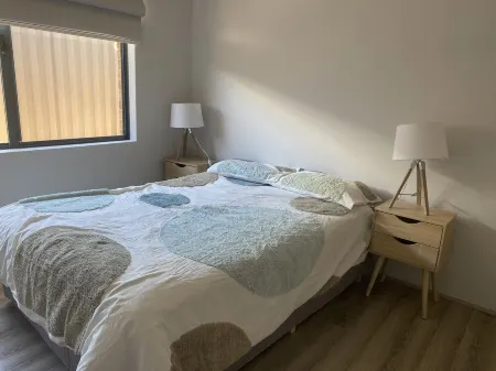 Busselton Bayside - Minutes from the Beach. Bring Your  Doggie Отели в г. Джограф