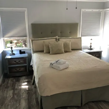 Private, Vintage, 2Bd, 2ba, Third Acre Lot, Ocean Views, Amazing Sunsets!