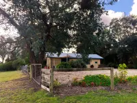 Cosy cottage on rural property 10 minutes from Kyneton's restaurants.