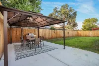 Luxury Home 4 Rooms ~ Pool Table & Poker~ King Bed Hotels in Alief