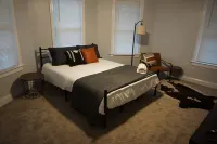 Family Getaway- Beautiful & spacious 4 Bdrm Historic Home with a modern touch! The Commons附近的飯店