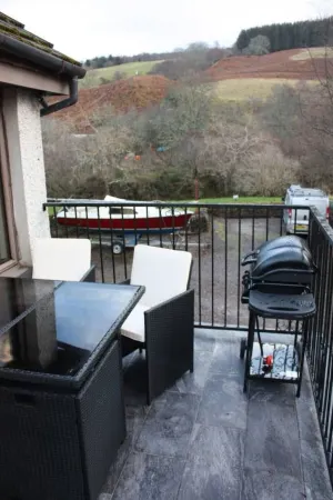 Private Riverside Balcony Apartment with a great view Отели рядом с достопримечательностью «Урквхарт Касл»