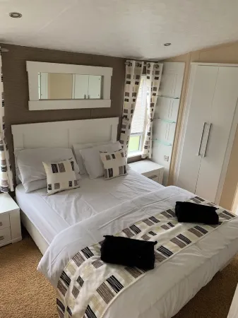 Leave the world behind and relax under the stars at Nebula Lodge Отели в г. Ньютон-он--Мур энд Сварленд