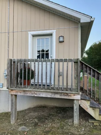 Bright carriage house steps from rail trail and river & 45 minutes to Penn State