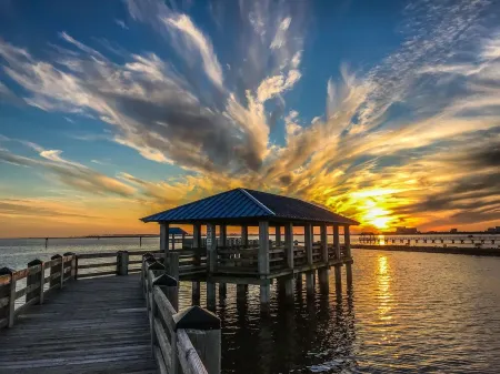 The 15th Fairway Cottage - water view close to beach & downtown Ocean Springs!