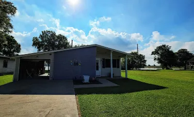 “Welcome to “Her LakeHouse” Hotel dekat Sabine Pass Battleground State Historical Park