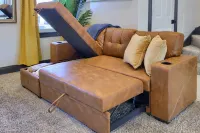 Modern 1-BR Apt by Train Station