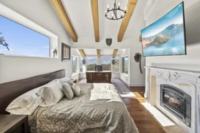 Mountainside Chateau spectacular views and sunsets. 15 min to downtown Ashland!
