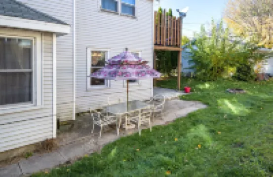 King Bed! Family-Friendly, Minutes from Holy Hill, Hiking+Skiing + Golf