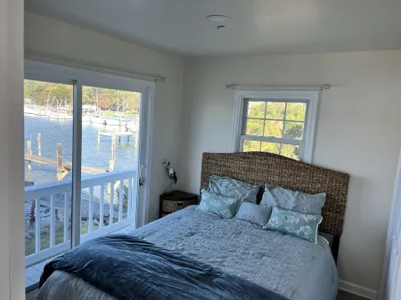 "Point of View" Waterfront cottage with panoramic views on Tilghman Island