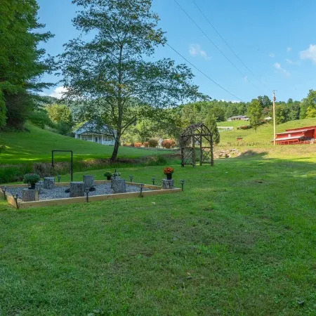 Hot Tub+Fire Pit, WiFi, Close to Avl+Burnsville! Perfect Location! Easy Access!